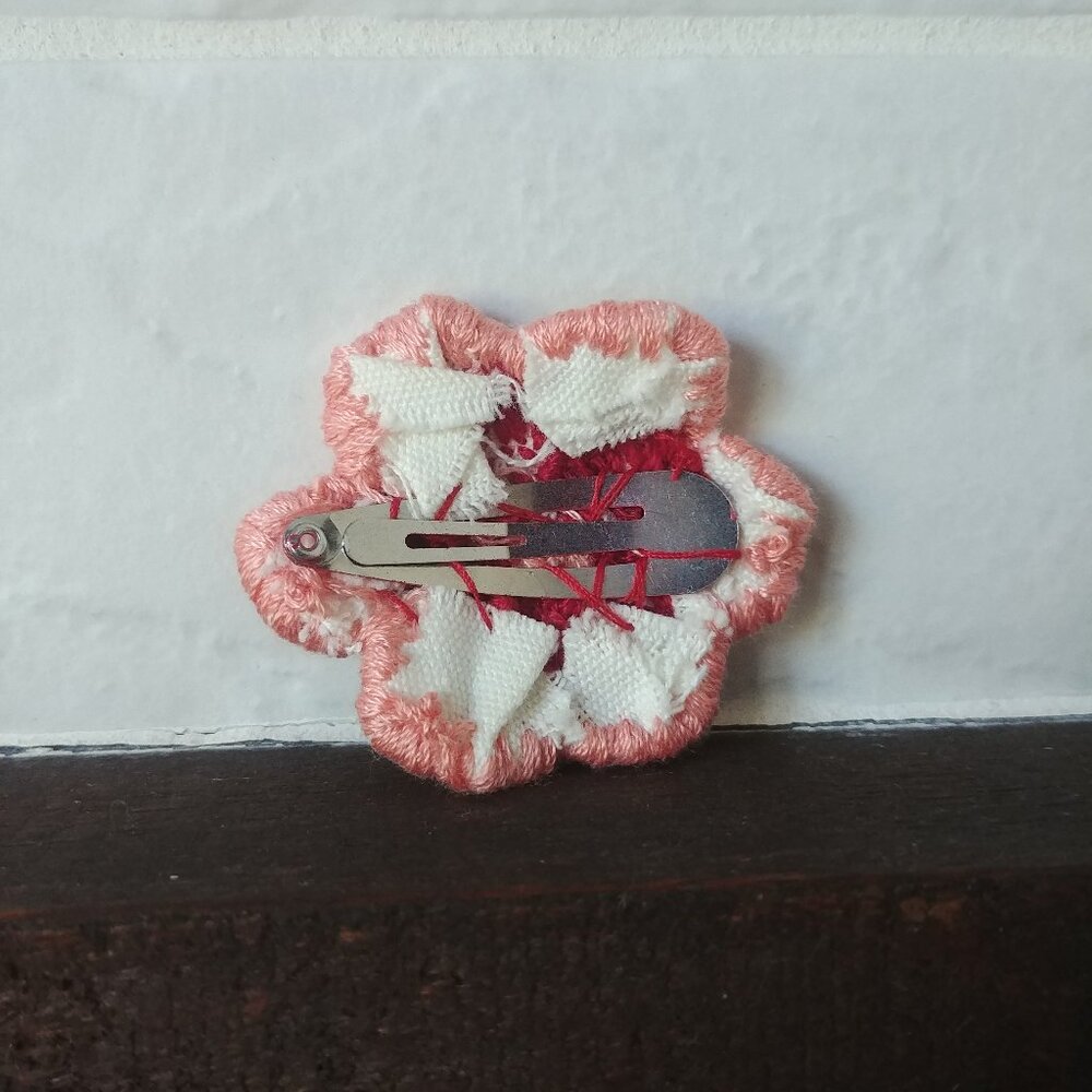 New one-of-a-kind hair clip 100% handmade embroidered by me red and pink flower - Picture 6 of 6